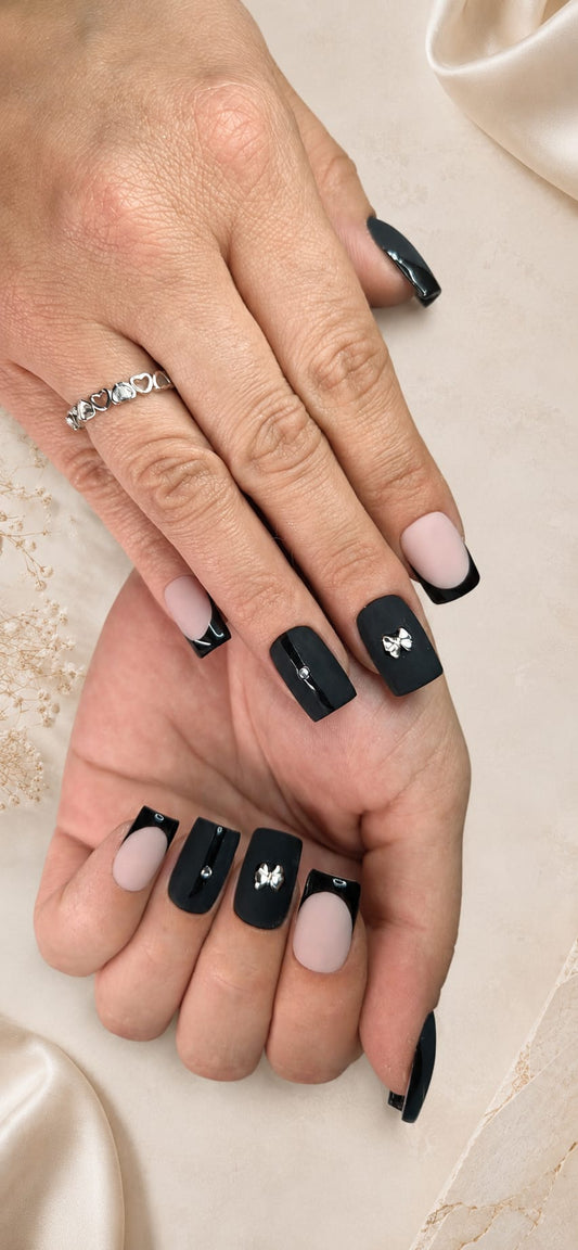 Velvet Bow – Zeitlose Eleganz mit edler Schleifen-Applikation 🖤