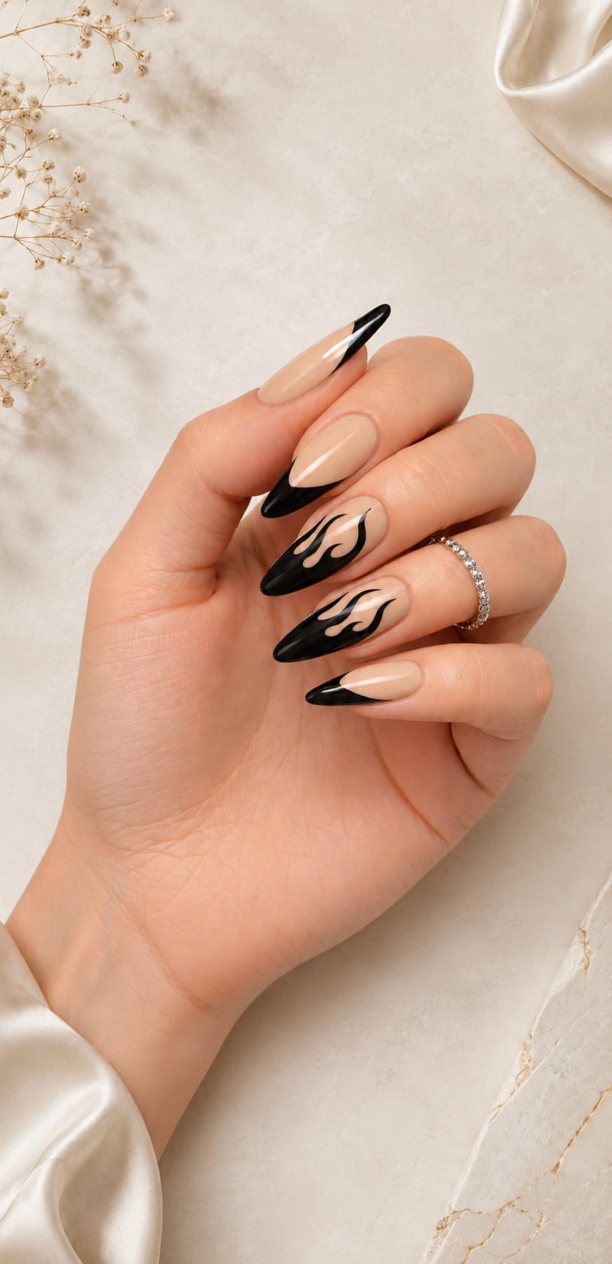 Black Flames Nude – Clean Elegance mit edgy Flame-Details 🔥