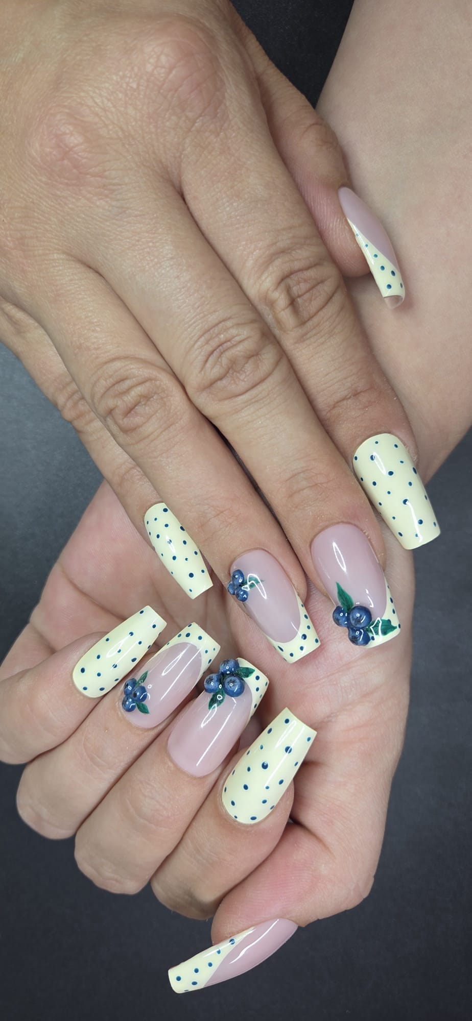 🫐 Blueberry Dots – Verspieltes Blaubeer-Design mit zarten Details