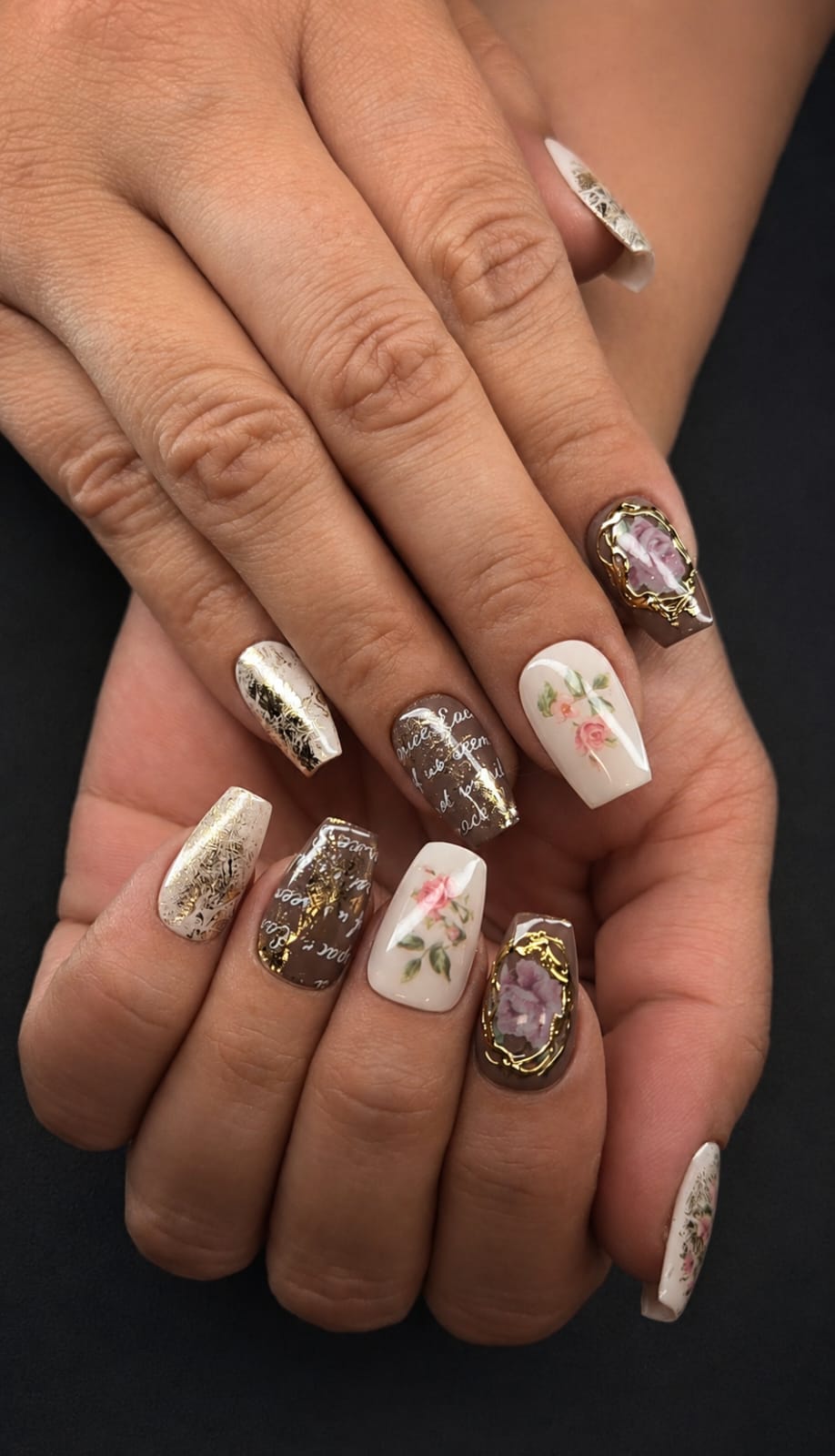 Vintage Diary – Eleganter Vintage-Look mit floralen Details & goldenen Akzenten 🌹✨