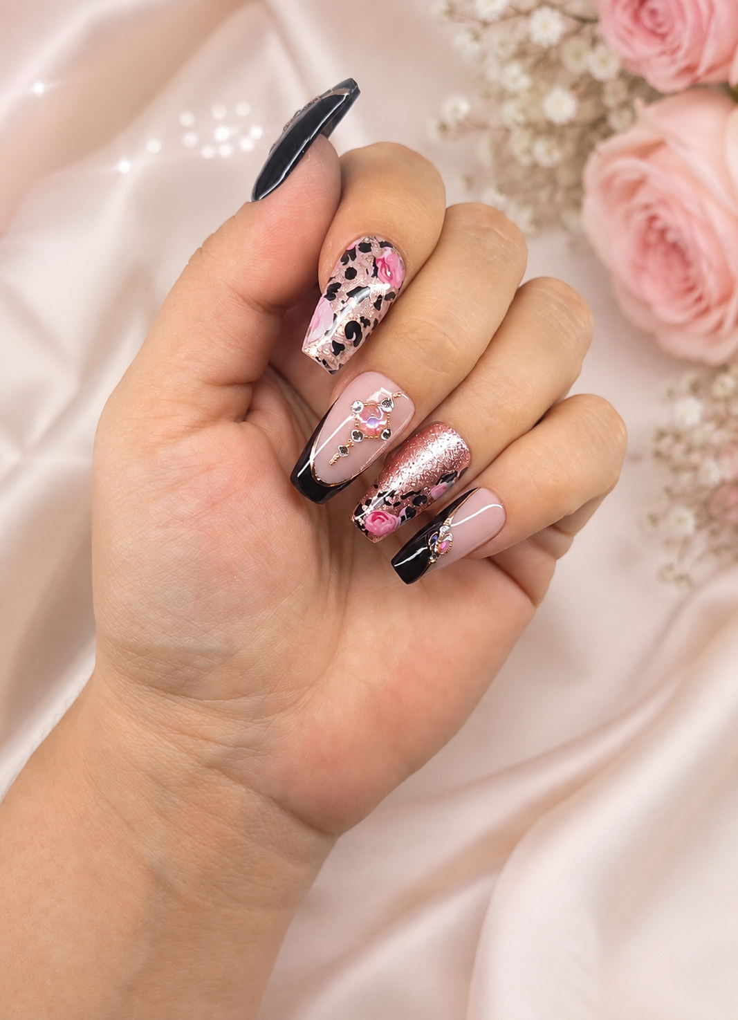 Wild Rose – Leo Elegance mit Rosé, Schwarz & funkelnden Details