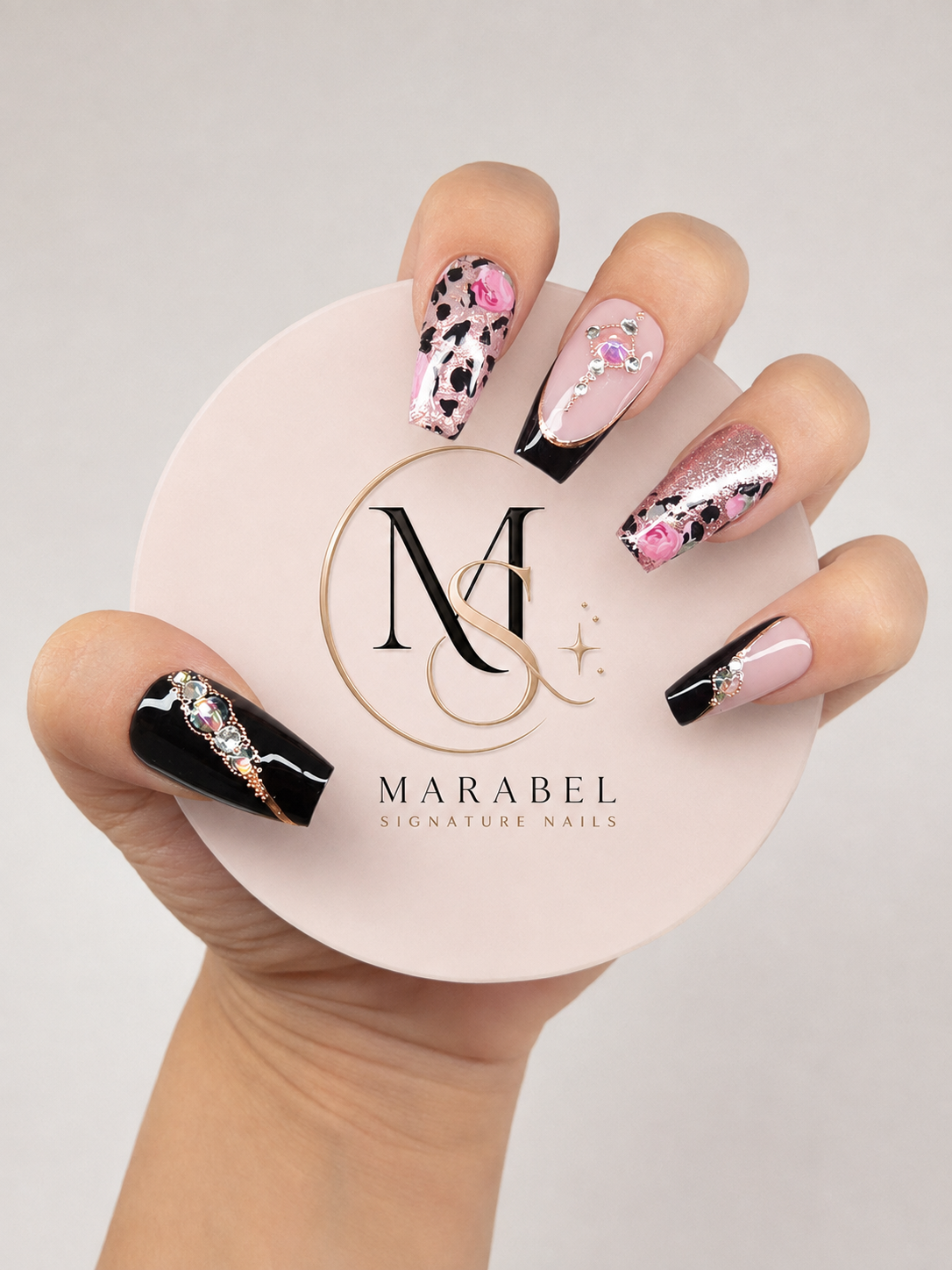 Wild Rose – Leo Elegance mit Rosé, Schwarz & funkelnden Details